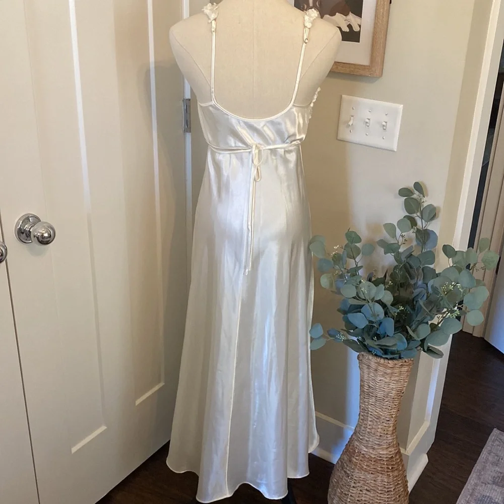 Flora winter white floral appliqué deep vneck tie-waist S bridal nightgown